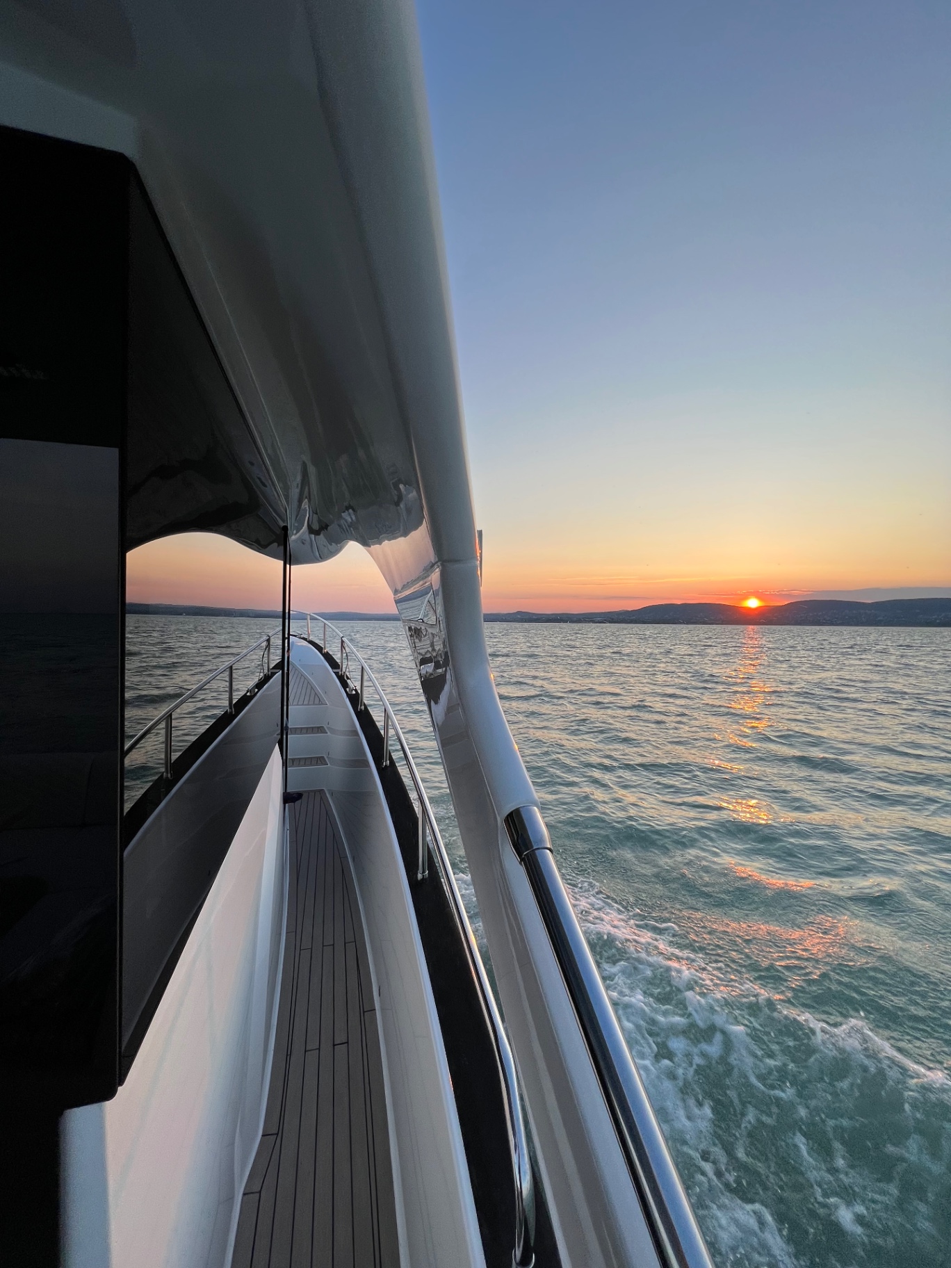 Naplemente a Balatonon a fedélzetről