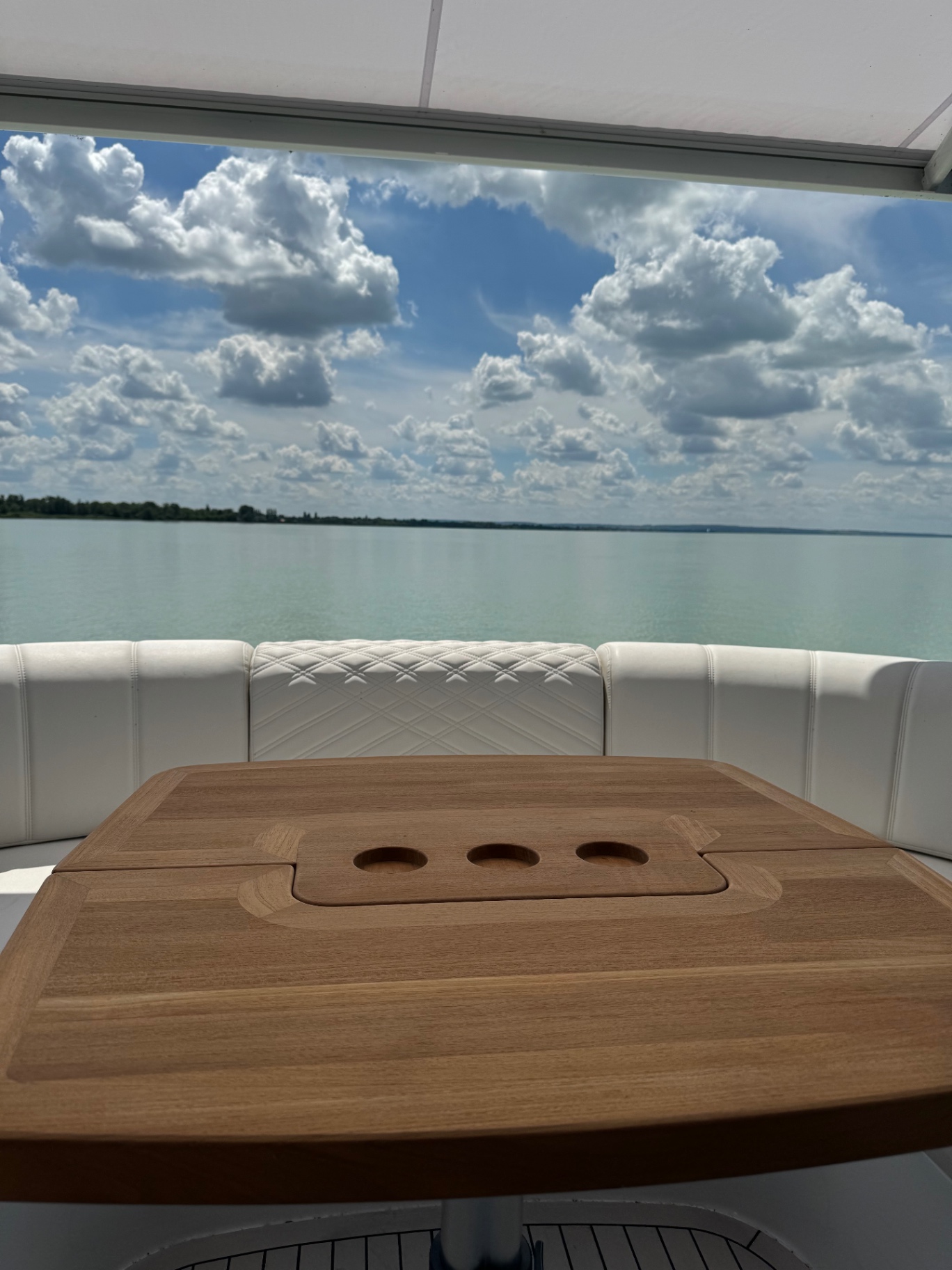 Fedélzeti asztal, panoráma a Balatonra