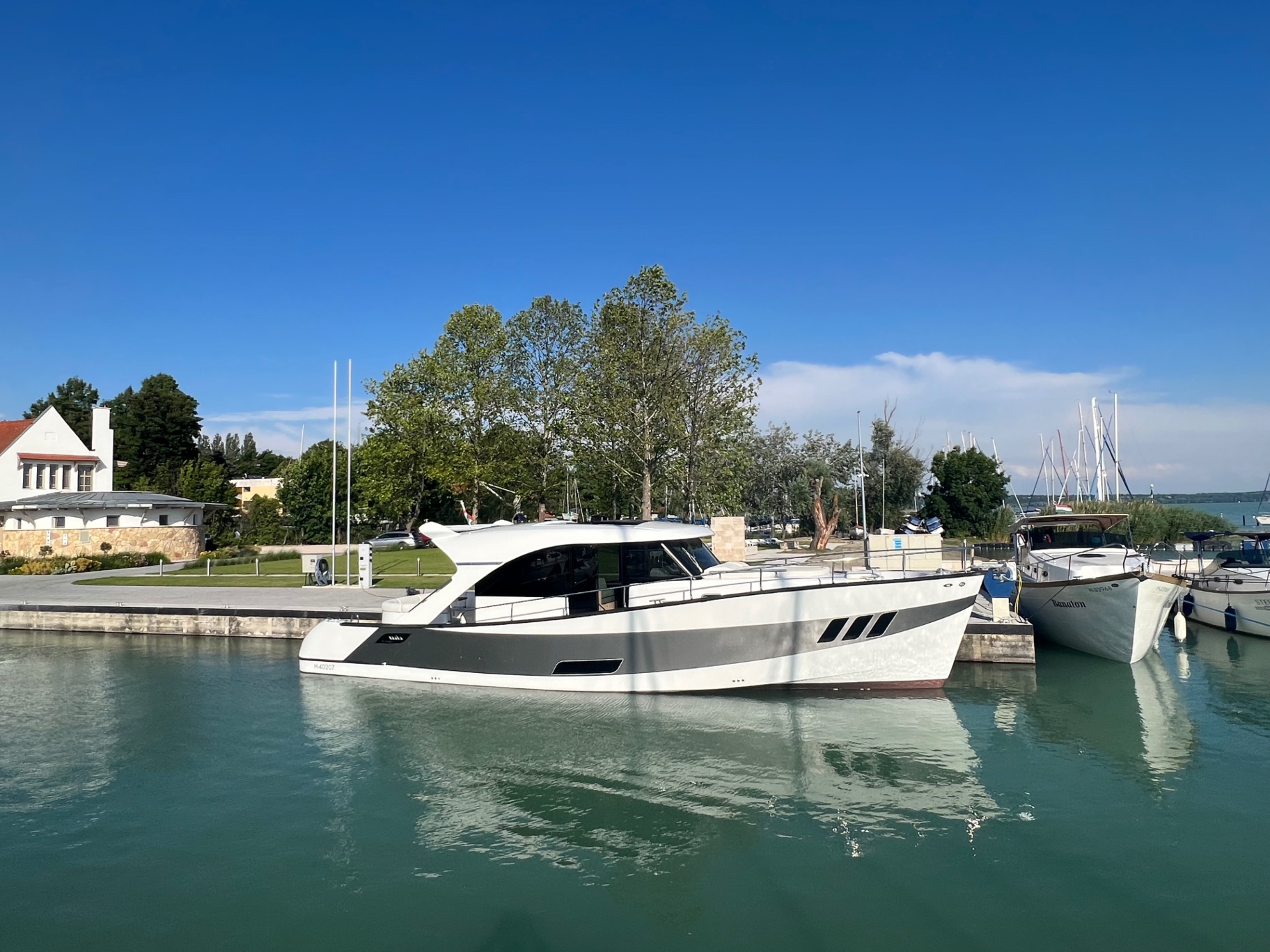 Niña — Wia 450 Hard Top a balatonfüredi kikötőben